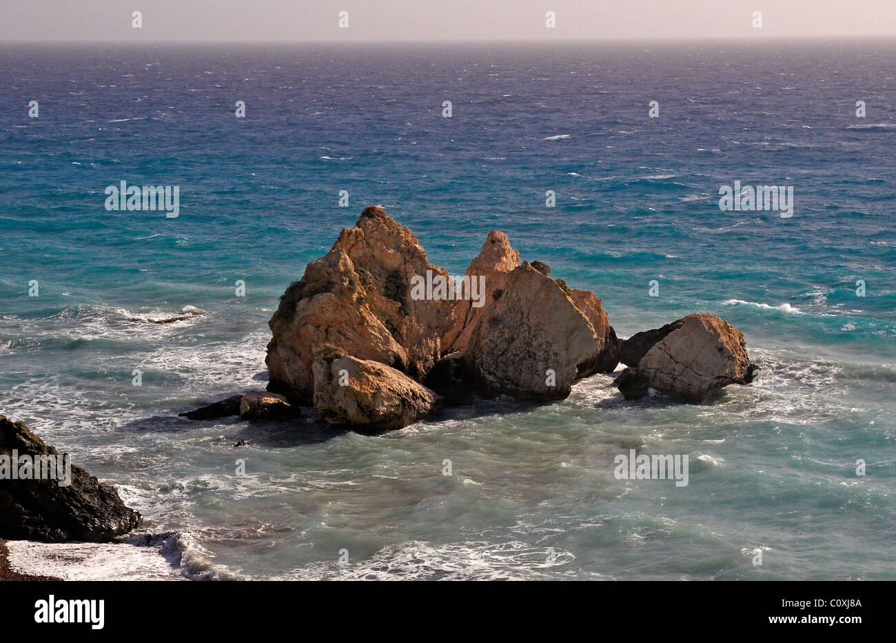 Rocce nella baia di Afrodite sulla costa meridionale di Cipro Foto Stock