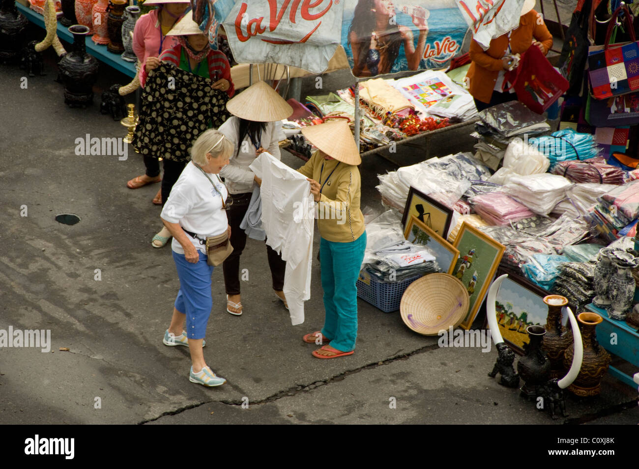Asia, Vietnam, Da Nang. Vista sul porto di Da Nang. I fornitori locali. Foto Stock