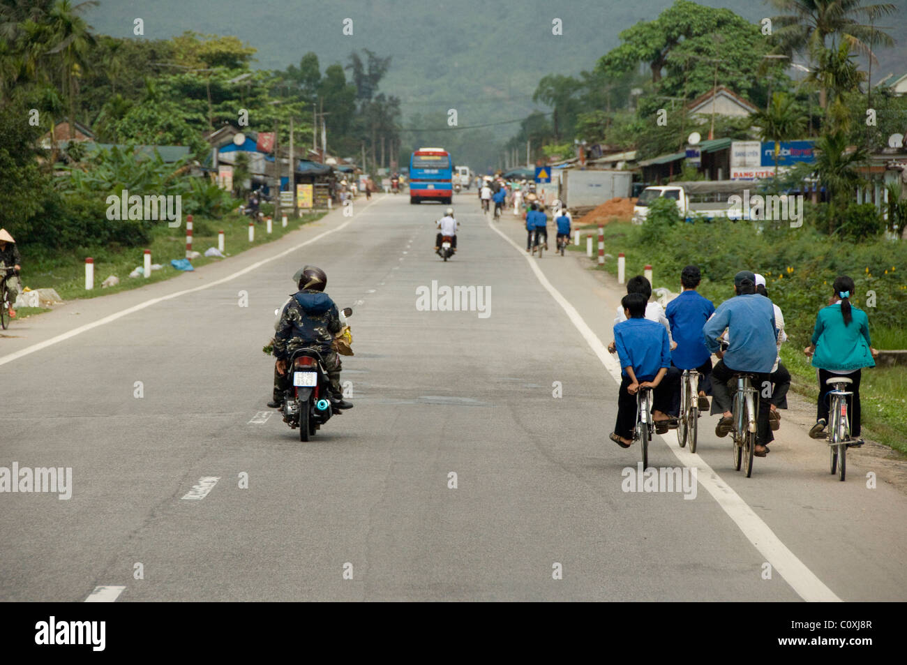 Asia, Vietnam, Da Nang. La vita di tutti i giorni su Strada 1 tra Dan Nang & Hue. Foto Stock