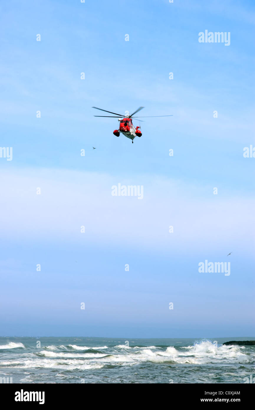 Un mare Salvataggio in elicottero ricerca per persona vicino alle scogliere su ricerca e missione di salvataggio a ballybunion contea di Kerry Irlanda Foto Stock