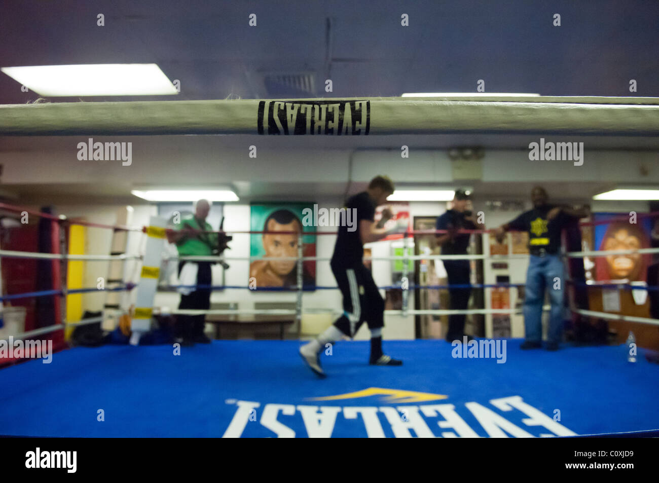 Ex World Boxing Association super welterweight champion Yuri Foreman opere fuori a New York Foto Stock