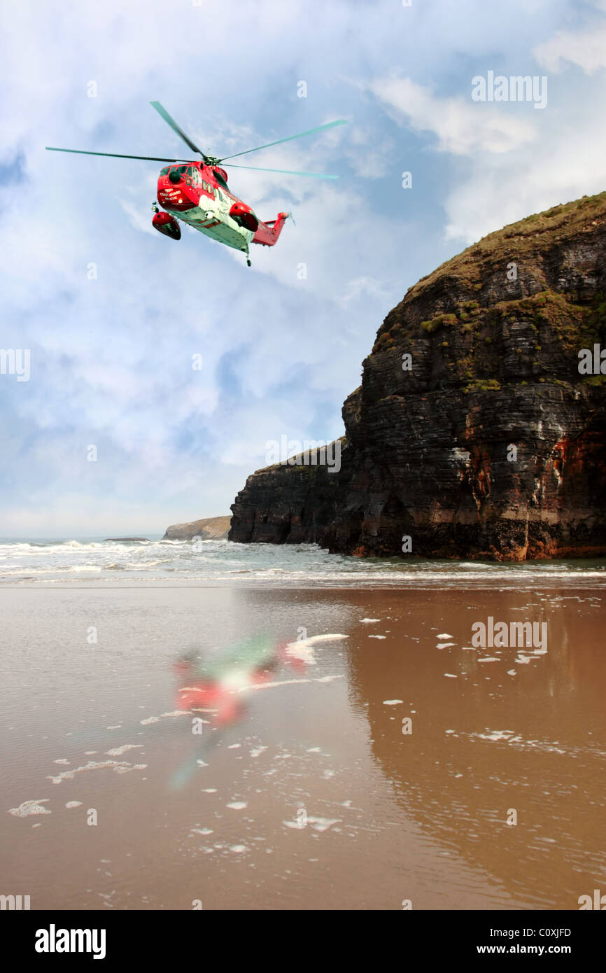 Un mare Salvataggio in elicottero ricerca per persona vicino alle scogliere su ricerca e missione di salvataggio a ballybunion contea di Kerry Irlanda Foto Stock