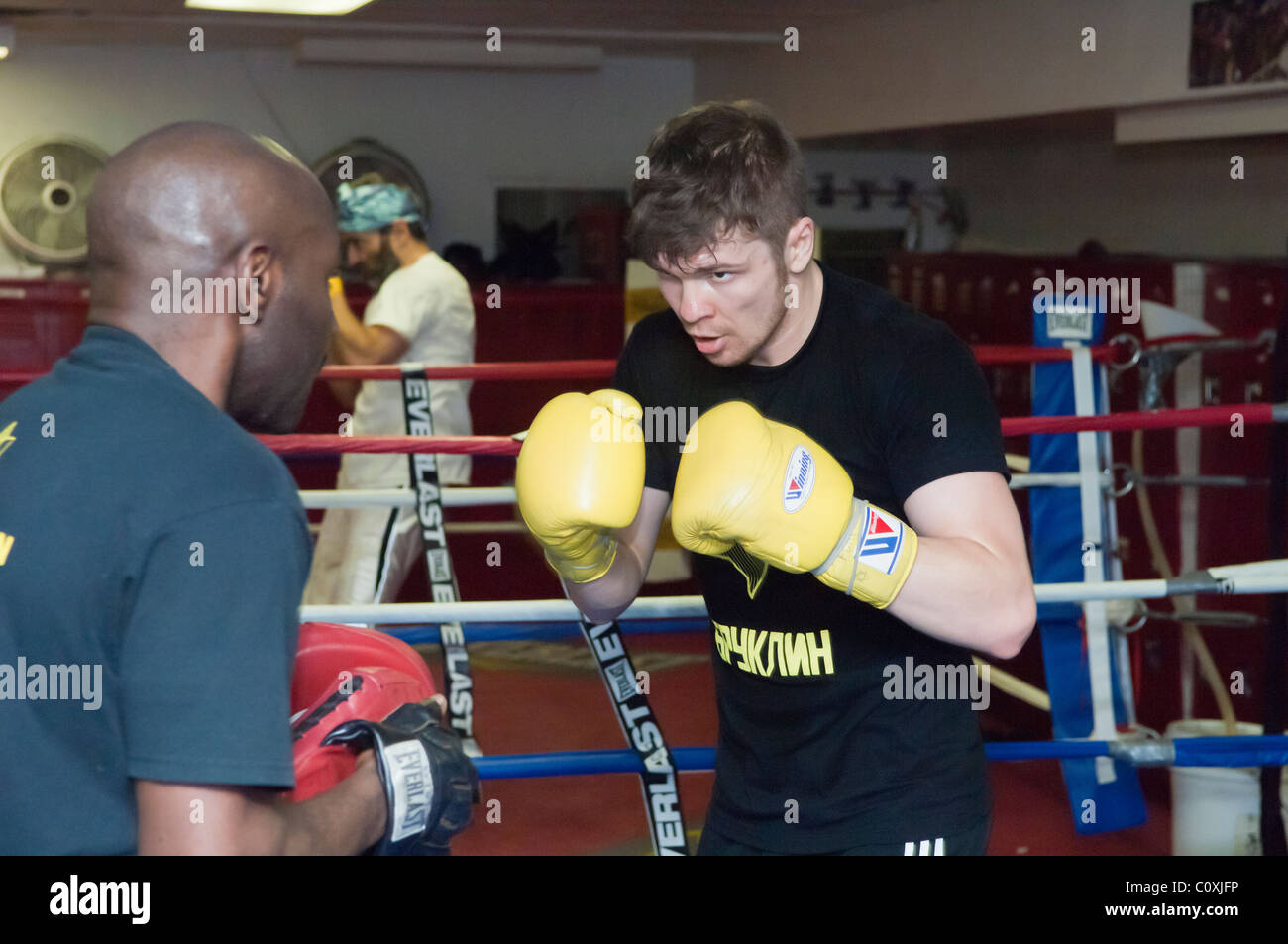 Ex World Boxing Association super welterweight champion Yuri Foreman opere fuori a New York Foto Stock