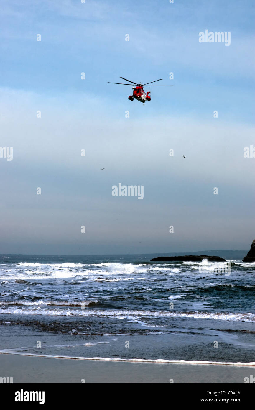 Un mare Salvataggio in elicottero ricerca per persona vicino alle scogliere su ricerca e missione di salvataggio a ballybunion contea di Kerry Irlanda Foto Stock