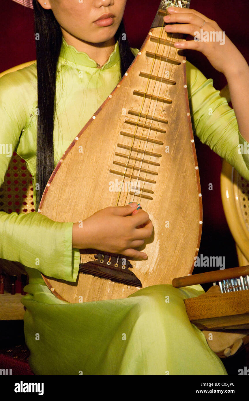 Asia, Vietnam, Da Nang. Antica capitale imperiale di Hue. Il vietnamita performance musicale. Foto Stock