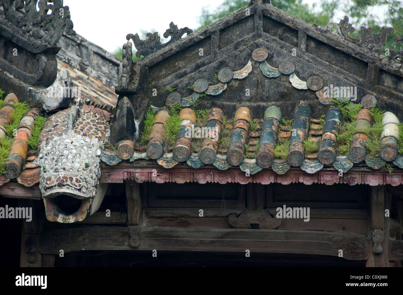 Asia, Vietnam, Da Nang. Antica capitale imperiale di Hue. L'Imperatore Tu Duc la tomba del complesso, dettaglio del tetto. Foto Stock