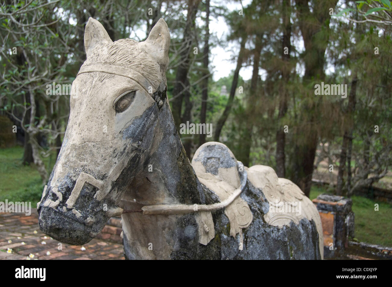 Asia, Vietnam, Da Nang. Antica capitale imperiale di Hue. L'Imperatore Tu Duc la tomba del complesso. Stone statua equestre. Foto Stock