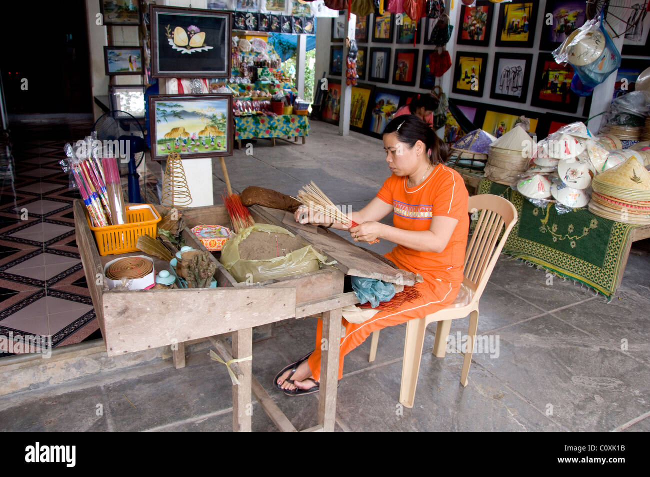 Asia, Vietnam, Da Nang. Antica capitale imperiale di Hue. Colorata a mano i bastoncini di incenso. Foto Stock
