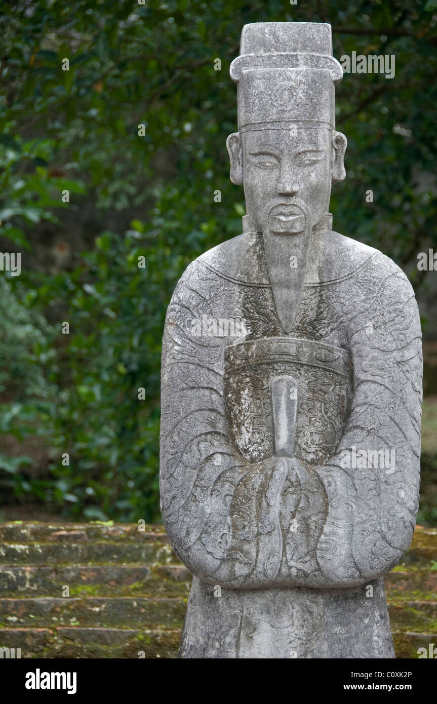 Asia, Vietnam, Da Nang. Antica capitale imperiale di Hue. L'Imperatore Tu Duc la tomba del complesso, statue imperiali. Foto Stock