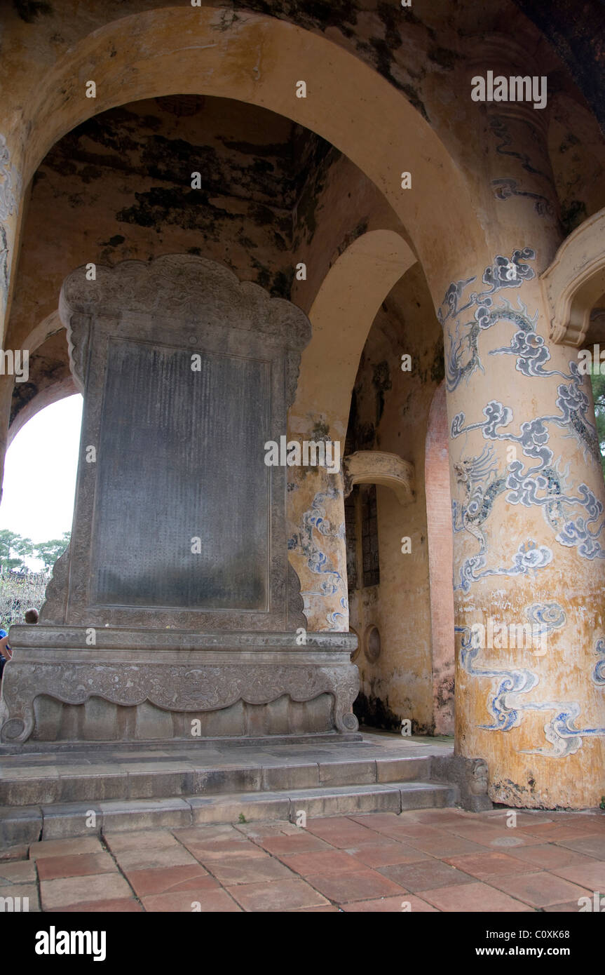 Asia, Vietnam, Da Nang. Antica capitale imperiale di Hue. L'Imperatore Tu Duc la tomba del complesso. Tomba di pietra marcatore. Foto Stock