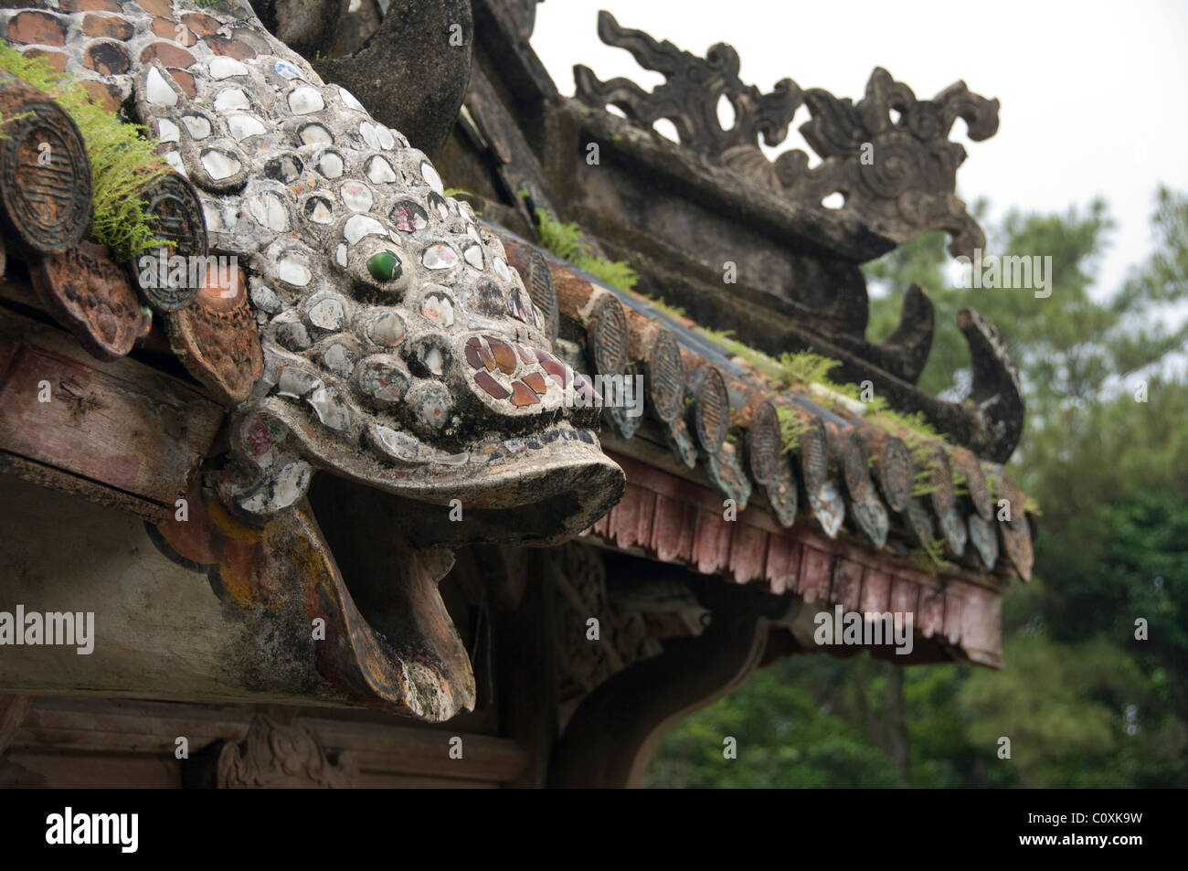 Asia, Vietnam, Da Nang. Antica capitale imperiale di Hue. L'Imperatore Tu Duc la tomba del complesso, dettaglio del tetto. Foto Stock
