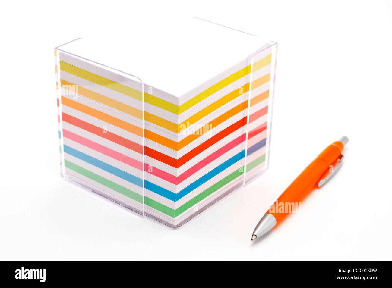 Nota carta blocco colorato e penna su sfondo bianco Foto Stock