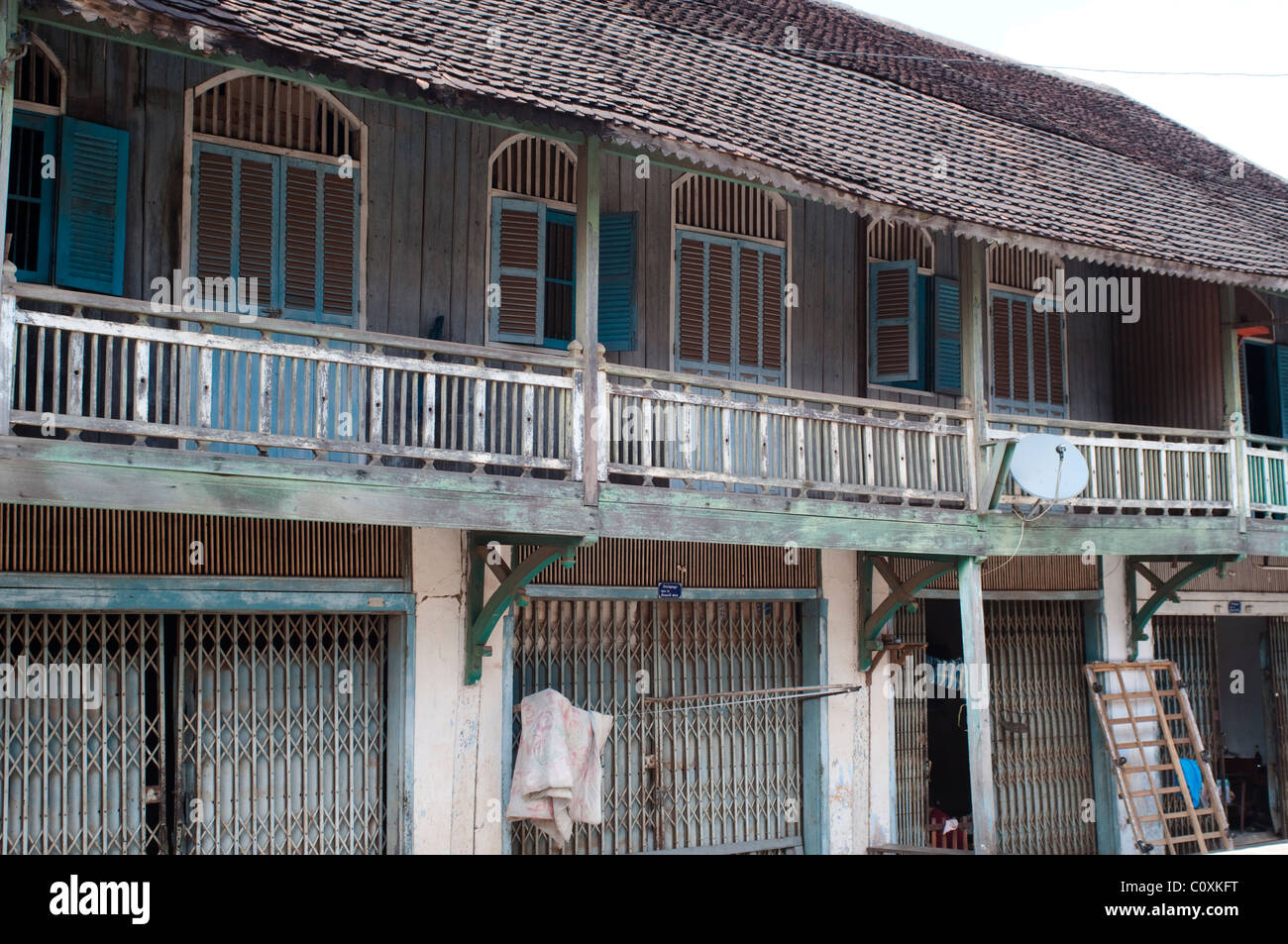 Francese fatiscente casa coloniale, Savannakhet, Laos Foto Stock