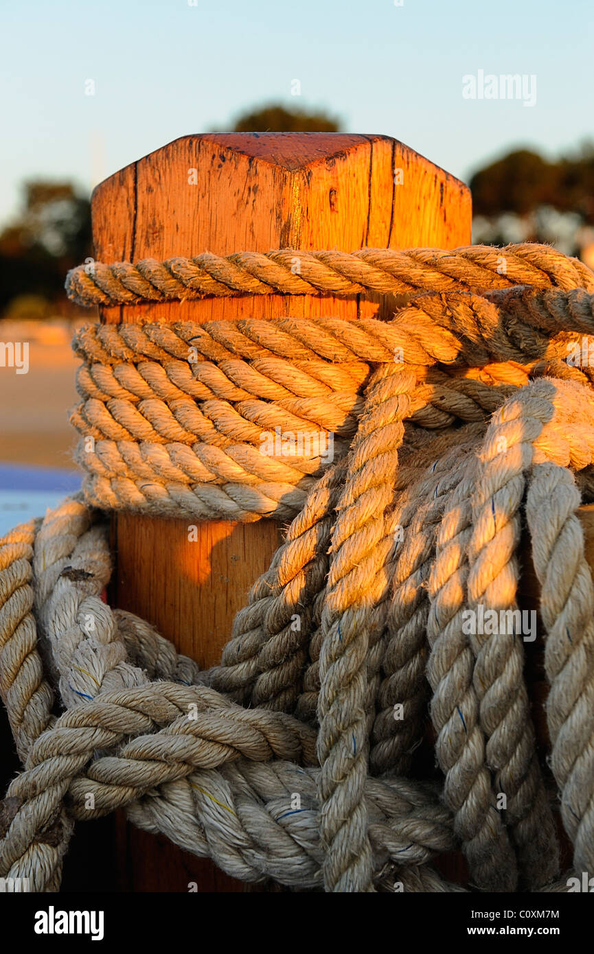 Fissare la fune su una tradizionale barca a vela su di una spiaggia di sabbia con la bassa marea di fronte Mimbeau village, Cap Ferret, Gironde Foto Stock