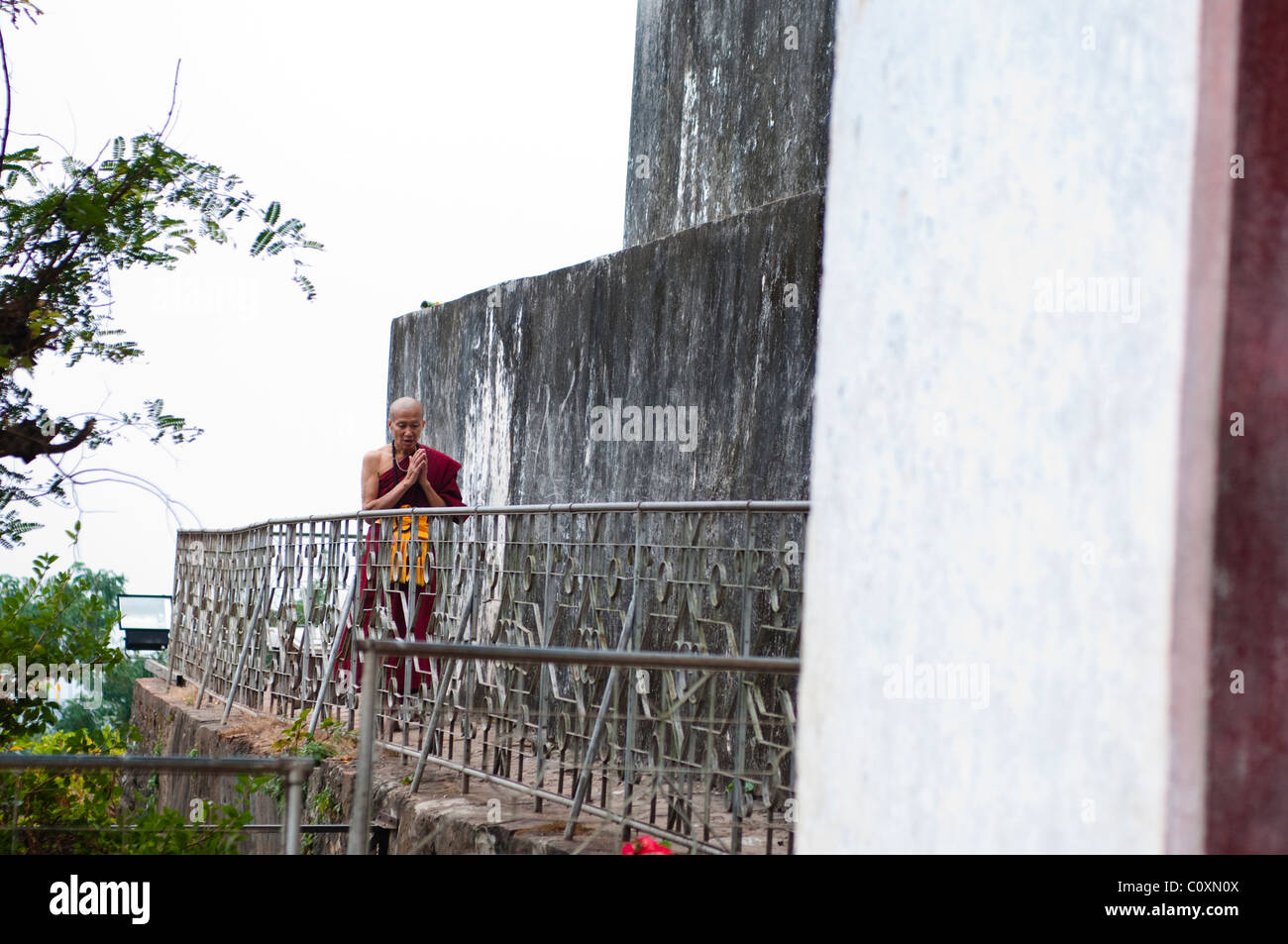 La preghiera del mattino del monaco attorno a piedi che Chomsi sul Phou Si, collina sacra, summit, Luang Prabang, Laos Foto Stock