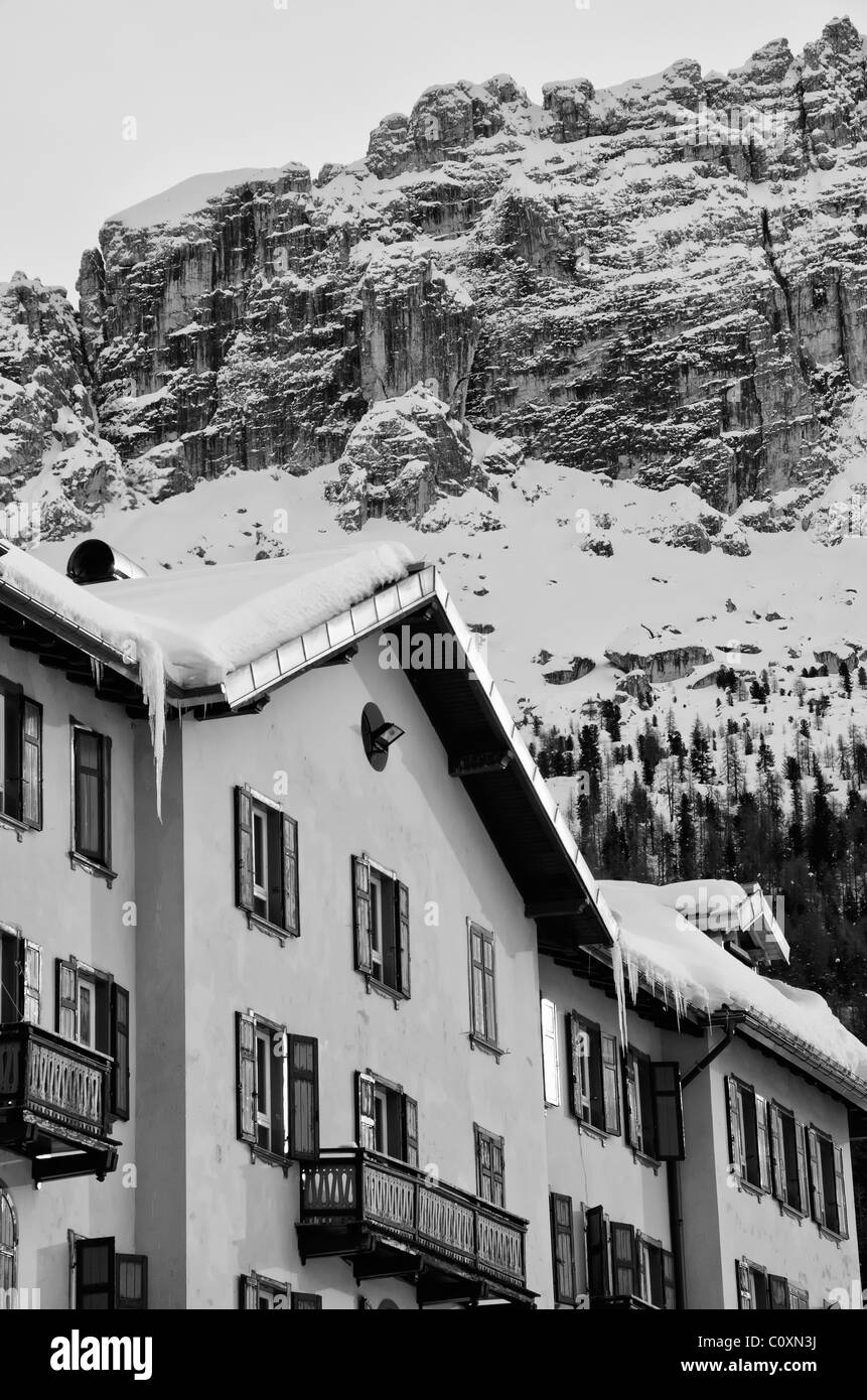 Paesaggio innevato delle Dolomiti durante la stagione invernale, Italia Foto Stock
