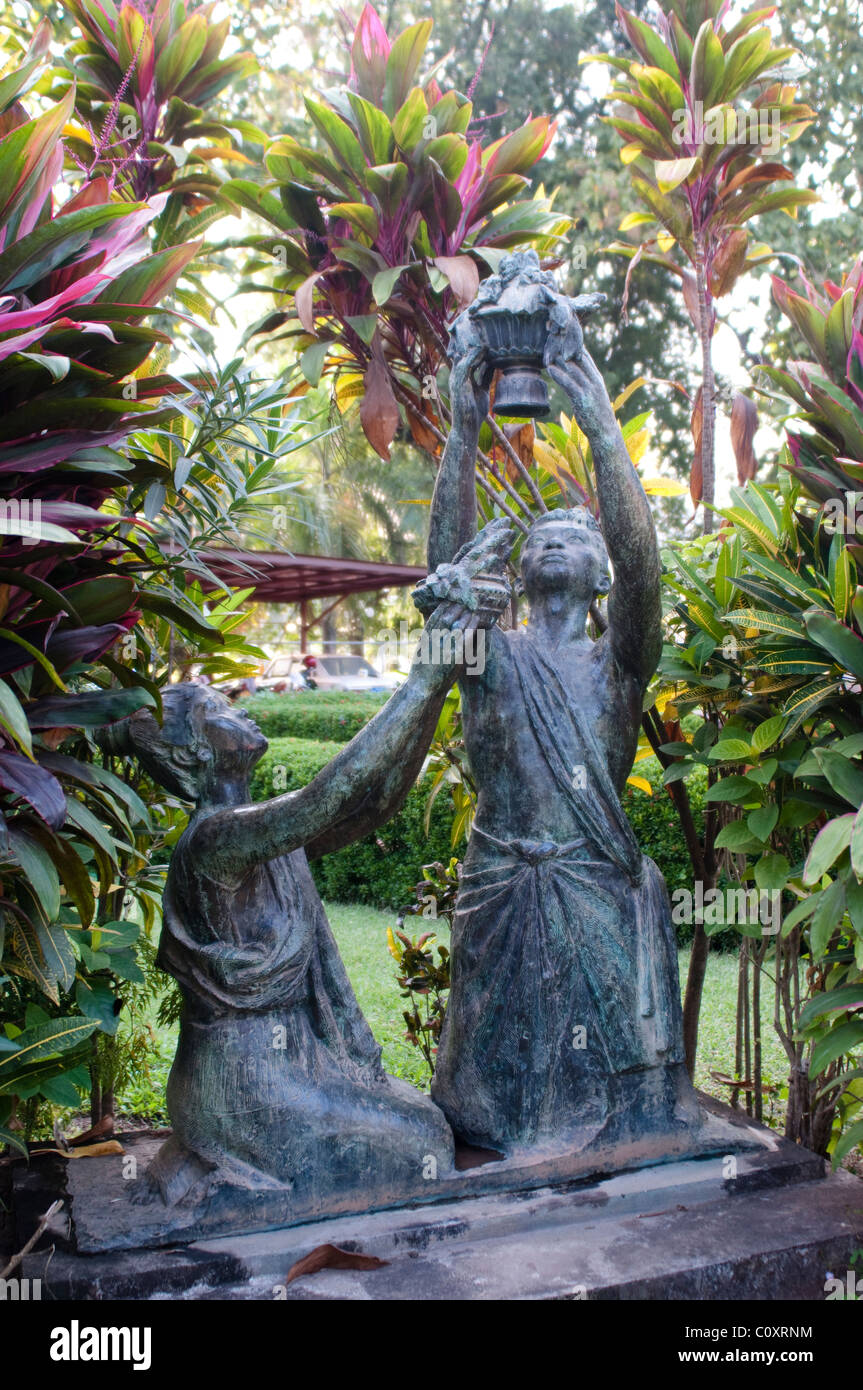 Statue di Lao un ragazzo e una ragazza nel giardino di Haw Pha Kaew, ora un museo di arte e antichità, Vientiane, Laos Foto Stock