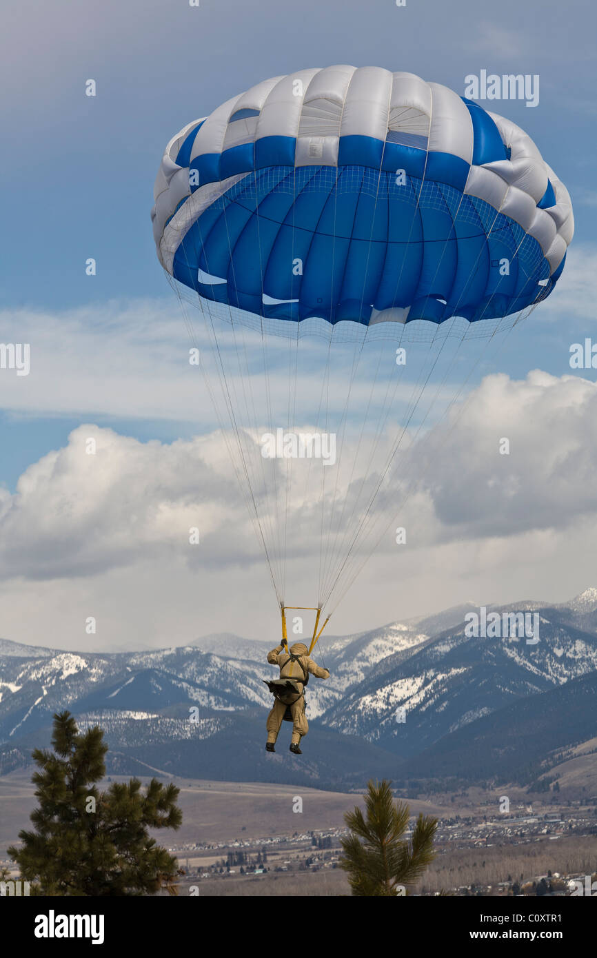 Forest Service smokejumper di stanza presso il centro Smokejumper in Missoula, Montana fa un salto in pratica. Foto Stock