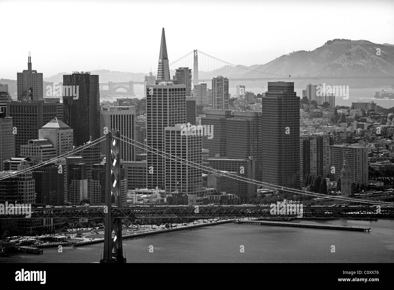 Vista aerea sopra il Bay Bridge Piramide Transamerica Golden Gate bridge downtown San Francisco Foto Stock