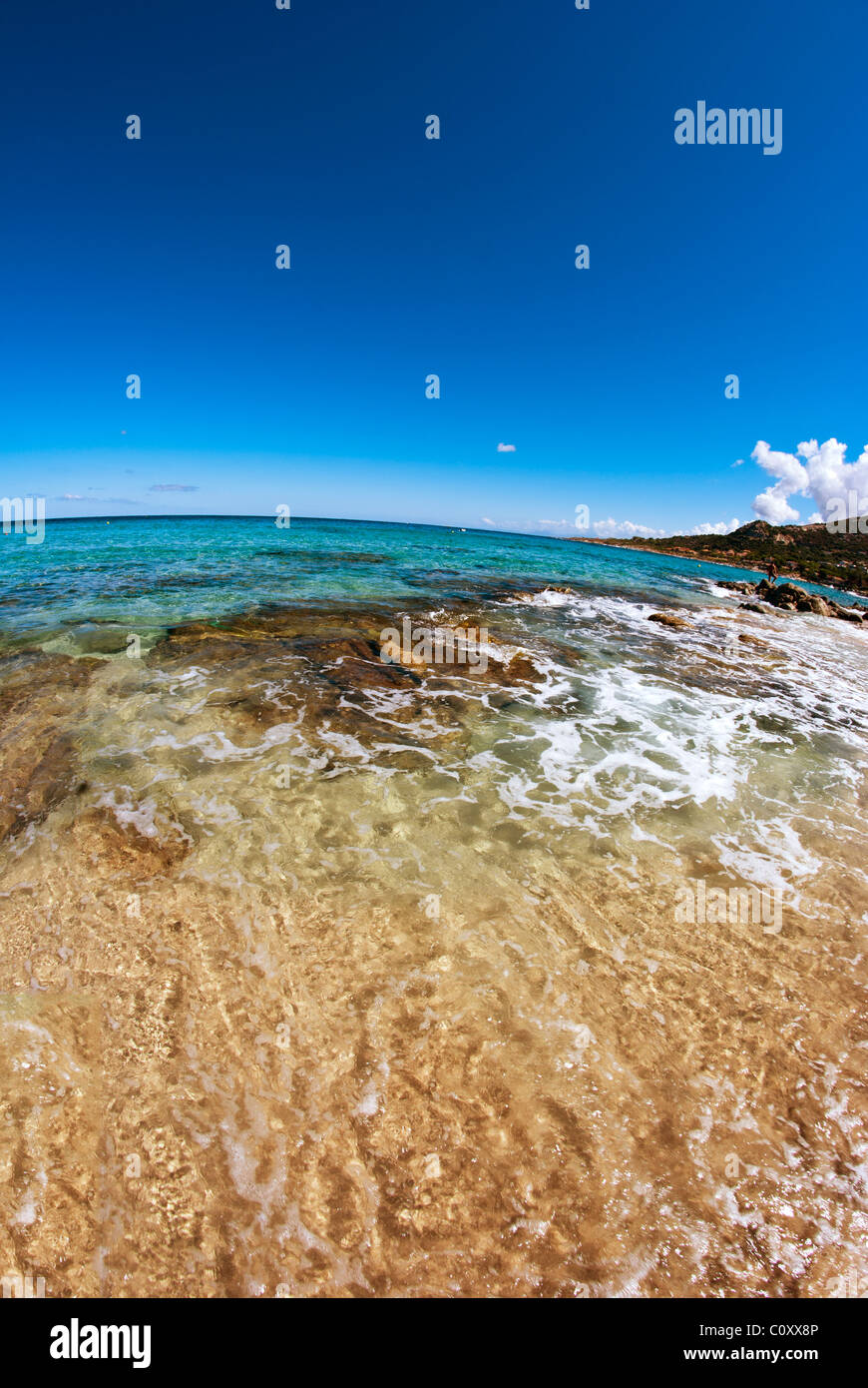 Le acque cristalline della costa della Corsica in Francia Foto Stock