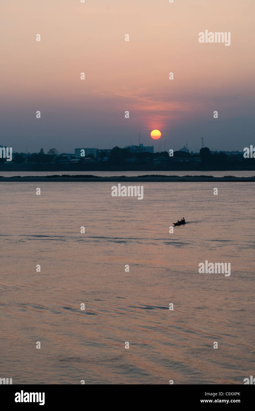 Tramonto sul fiume Mekong e stagliano barca, Savannakhet, Laos Foto Stock