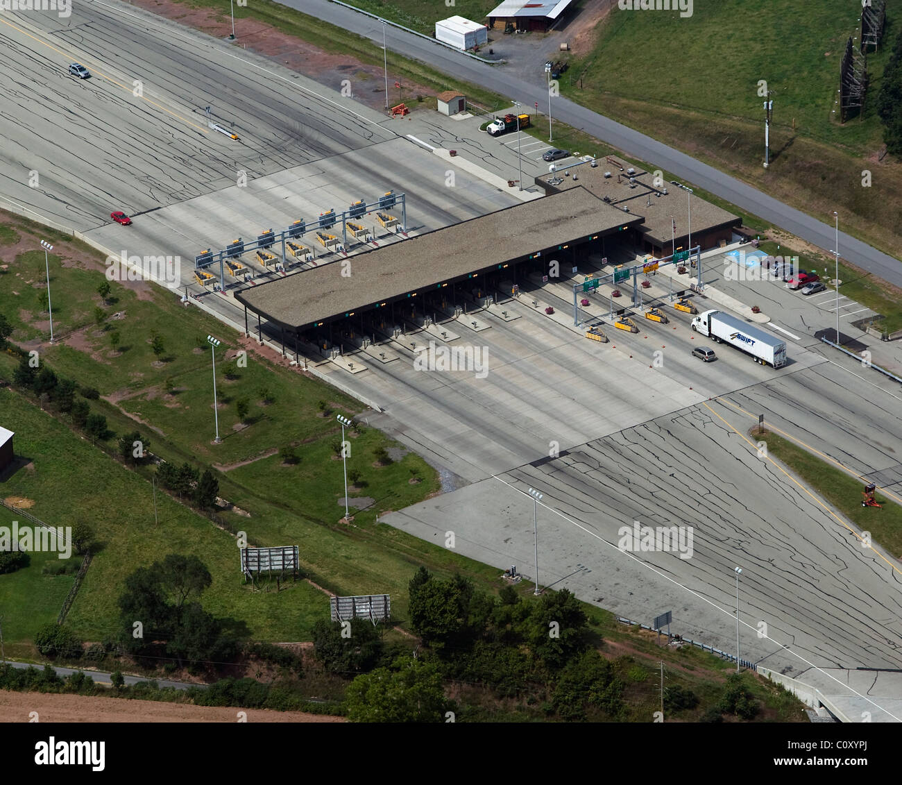 Vista aerea sopra toll plaza la Interstate I-70 della Pennsylvania Turnpike Foto Stock