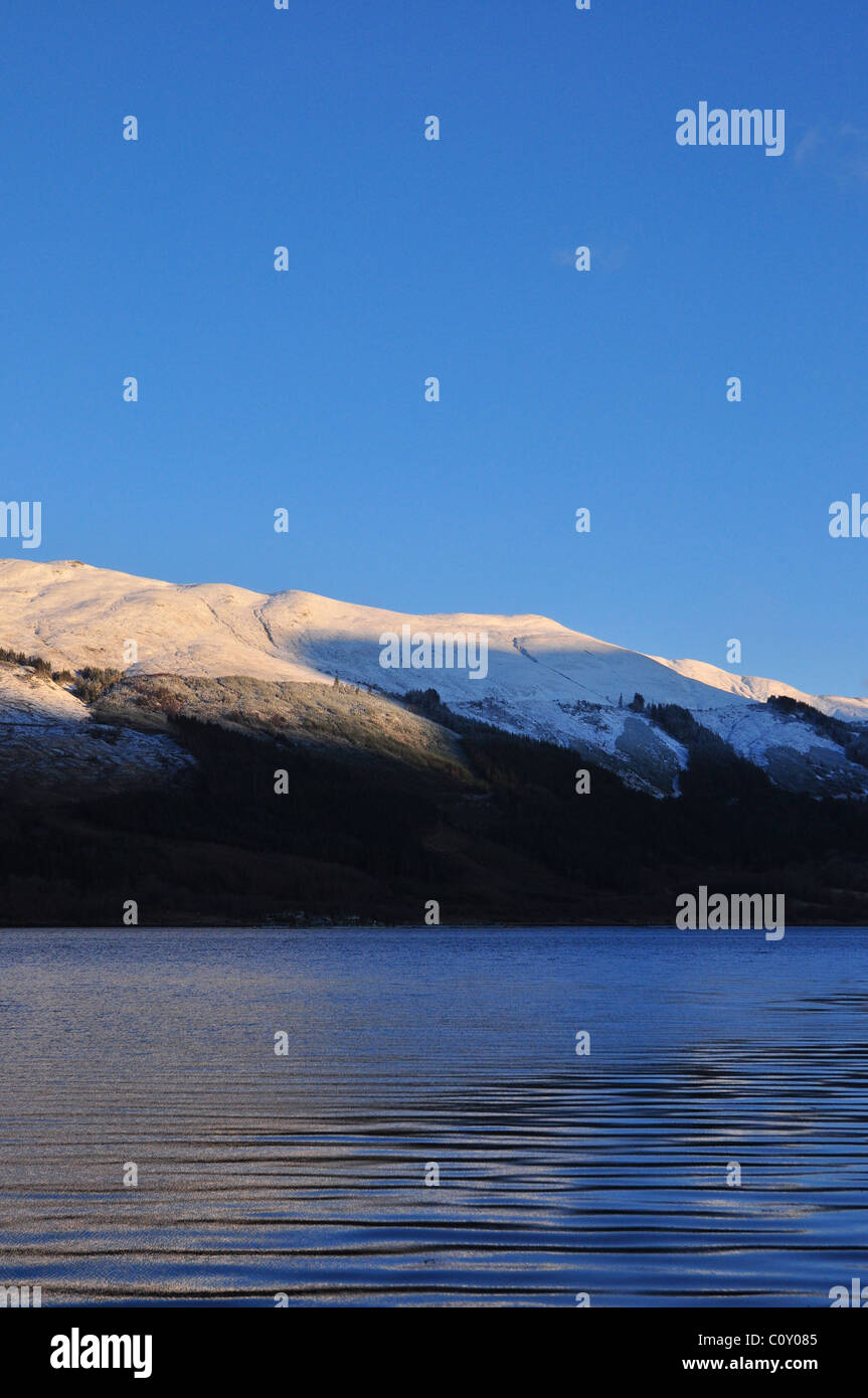 Vista su Loch Leven a spolverato di neve montagne. Foto Stock