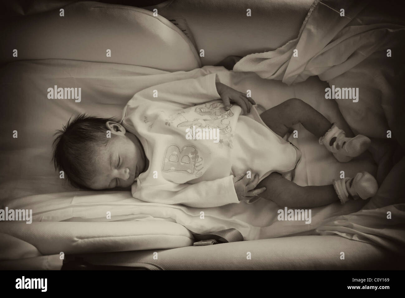 Neonato ragazza dormire dentro il suo presepe Foto Stock