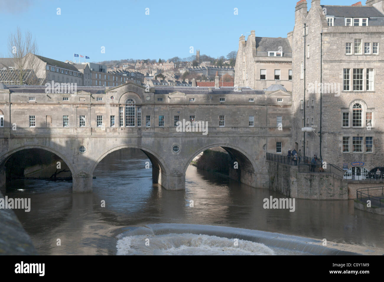 Pulteny ponte sopra il fiume Avon. progettato da Robert Adam. completato nel 1773. Città di Bath, Regno Unito. gennaio. Foto Stock