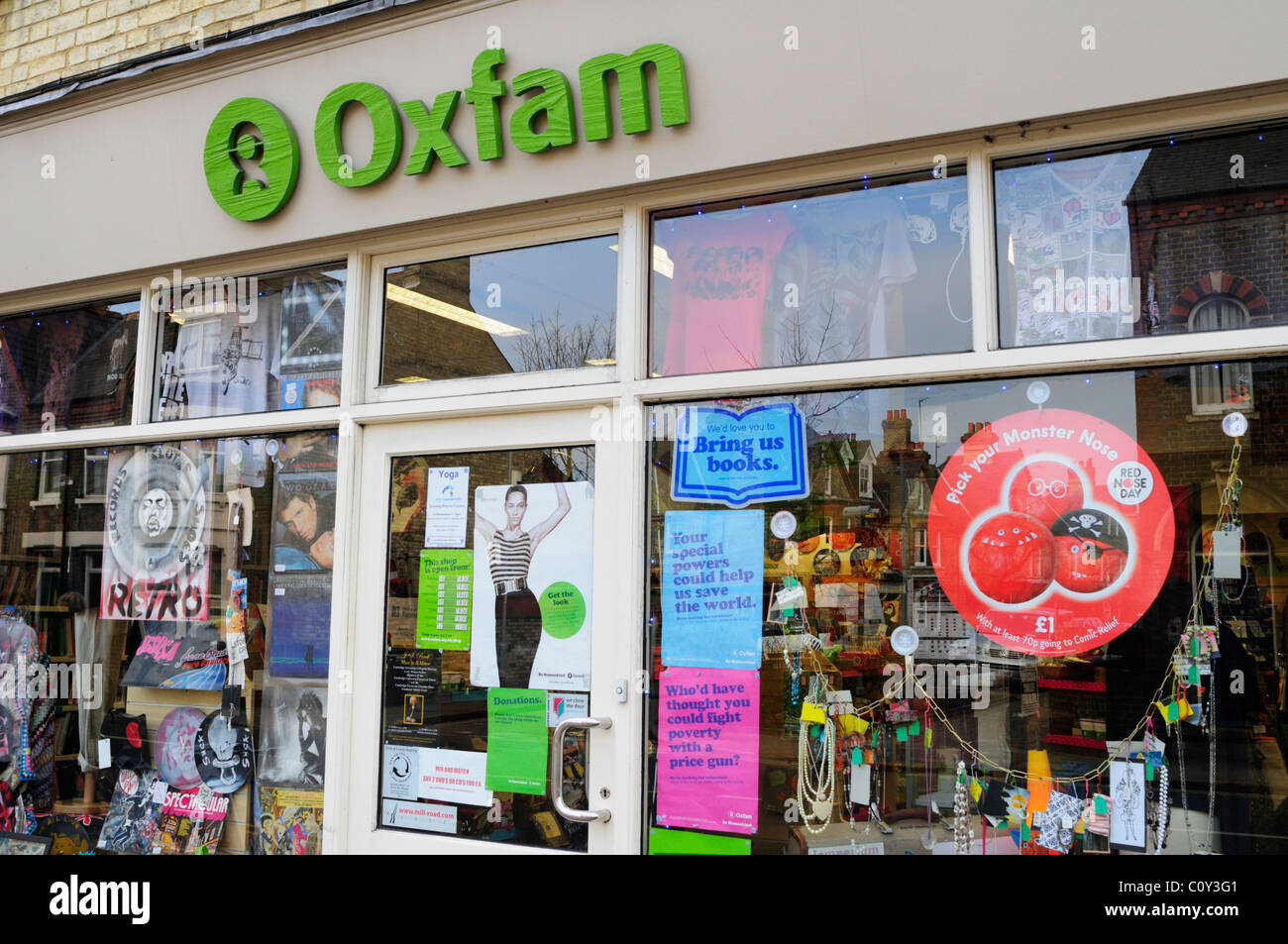 Oxfam carità Shop, Mill Road, Cambridge, Inghilterra, Regno Unito Foto Stock