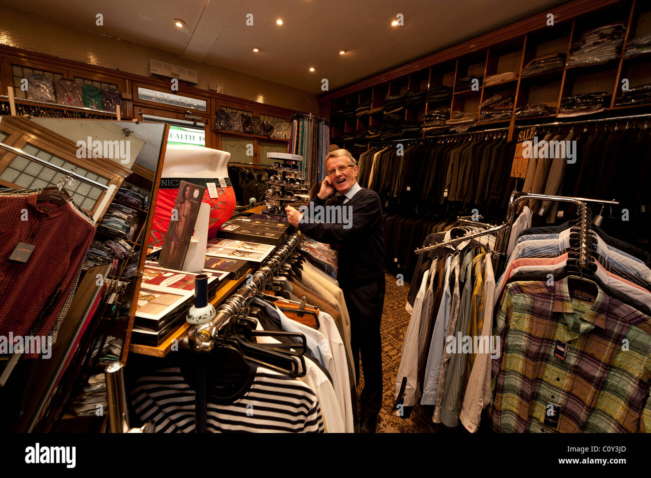Brian John , il proprietario di un piccolo mens indipendente negozio di abbigliamento in Aberystwyth Wales UK Foto Stock
