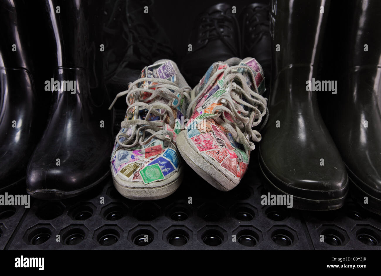 Scarpe Running coperto con francobolli, tra scuro e nero in gomma stivali e  scarpe nere Foto stock - Alamy