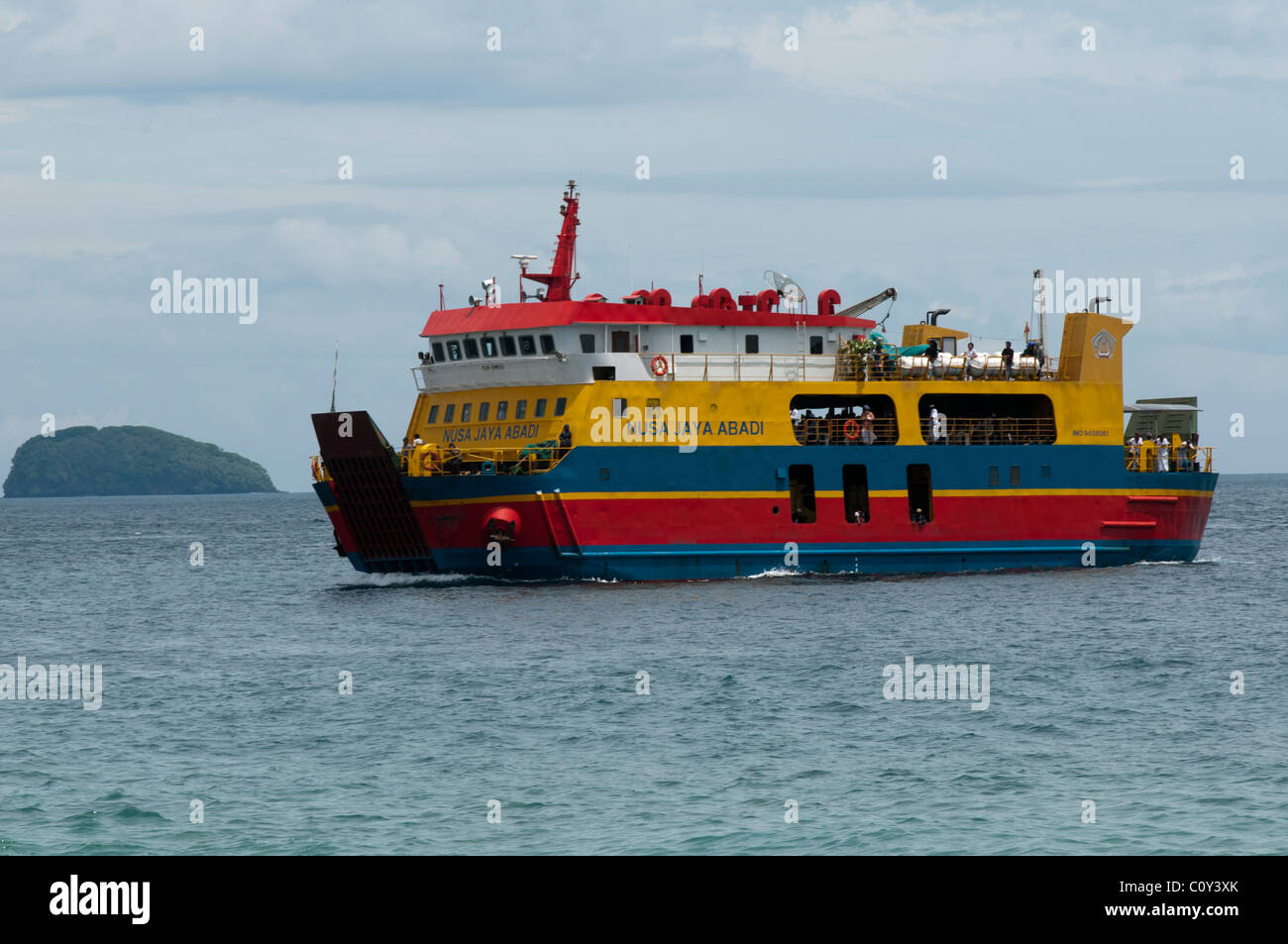 Traghetto tra le isole che arriva a Padang Bai Bali dopo aver attraversato lo stretto di Lombok per quattro ore Foto Stock