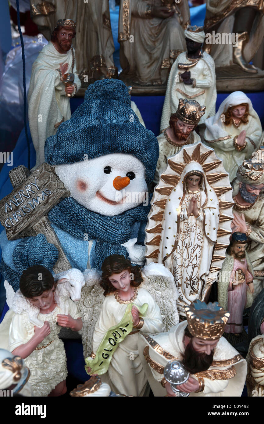 Il pupazzo di neve il pupazzo di neve e la scena della natività figure per la vendita nel mercato di Natale , La Paz Foto Stock