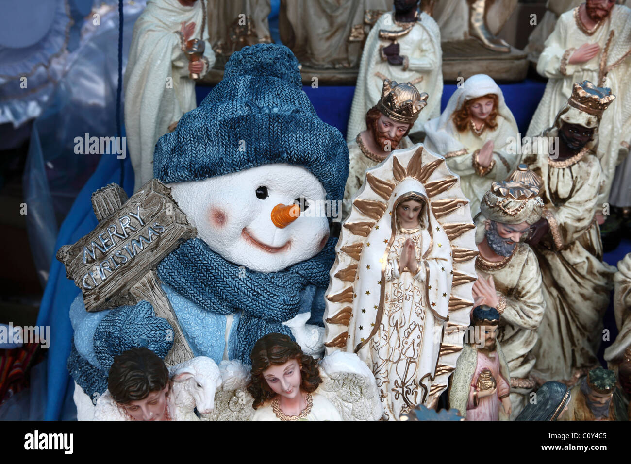 Il pupazzo di neve il pupazzo di neve e la scena della natività figure per la vendita nel mercato di Natale , La Paz Foto Stock