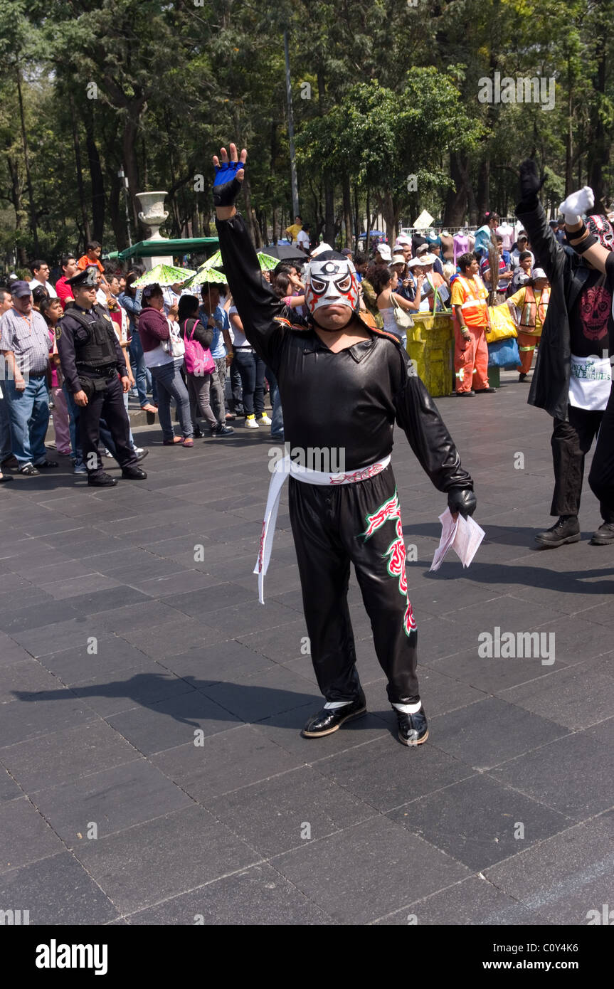 Luchador messicano (wrestler) durante la sfilata di un corteo in città del Messico Foto Stock