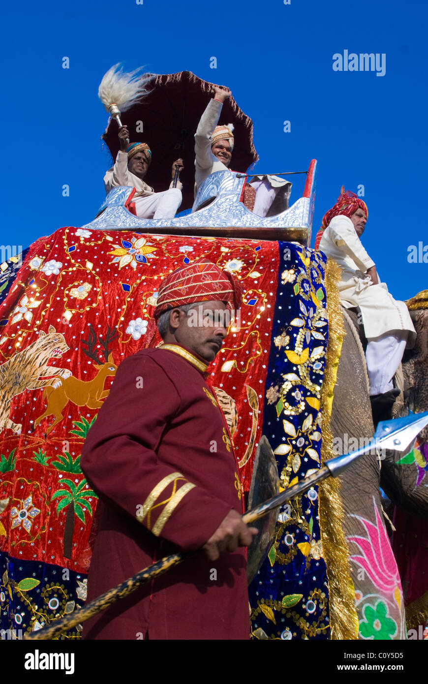 Uomini a cavallo di un elefante decorato in occasione dell'annuale Festival di elefante a Jaipur Foto Stock