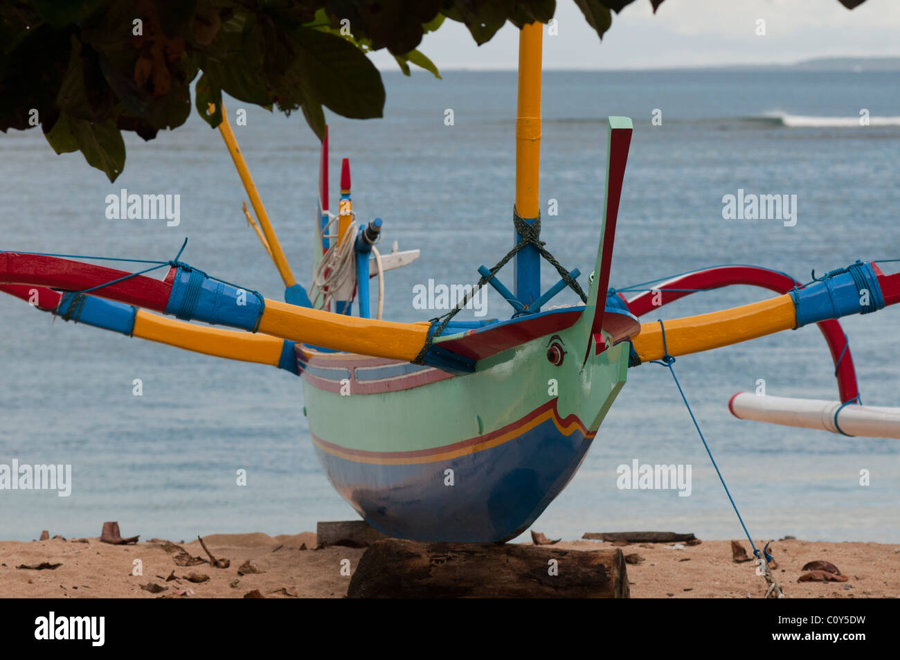 Balinese in barca da pesca chiamato jukung sulla spiaggia di Sanur Bali Indonesia Foto Stock