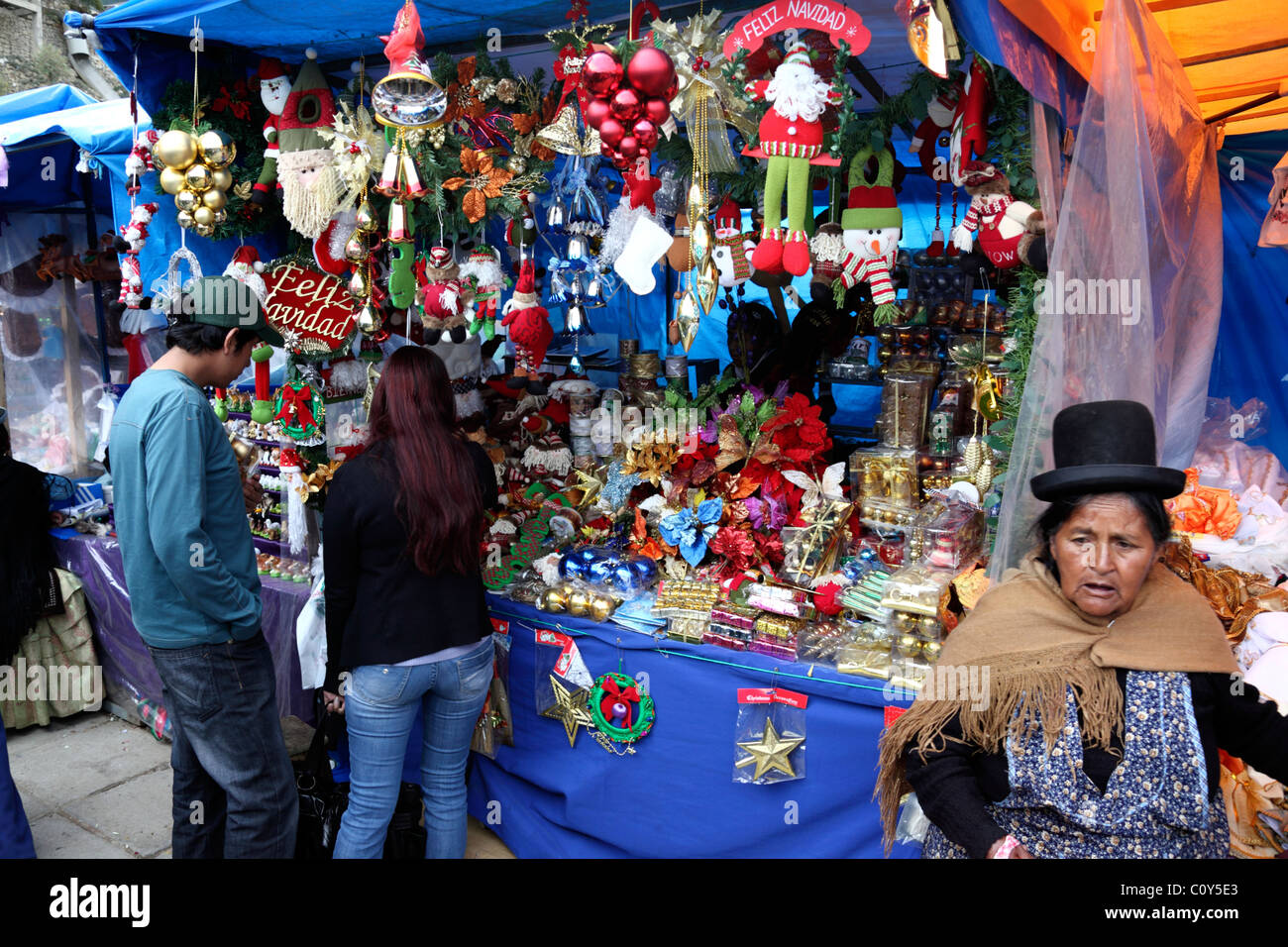 Coppia shopping st stalls di proprietà di una signora Aymara (davanti a destra) nel mercato di Natale , la Paz , Bolivia Foto Stock