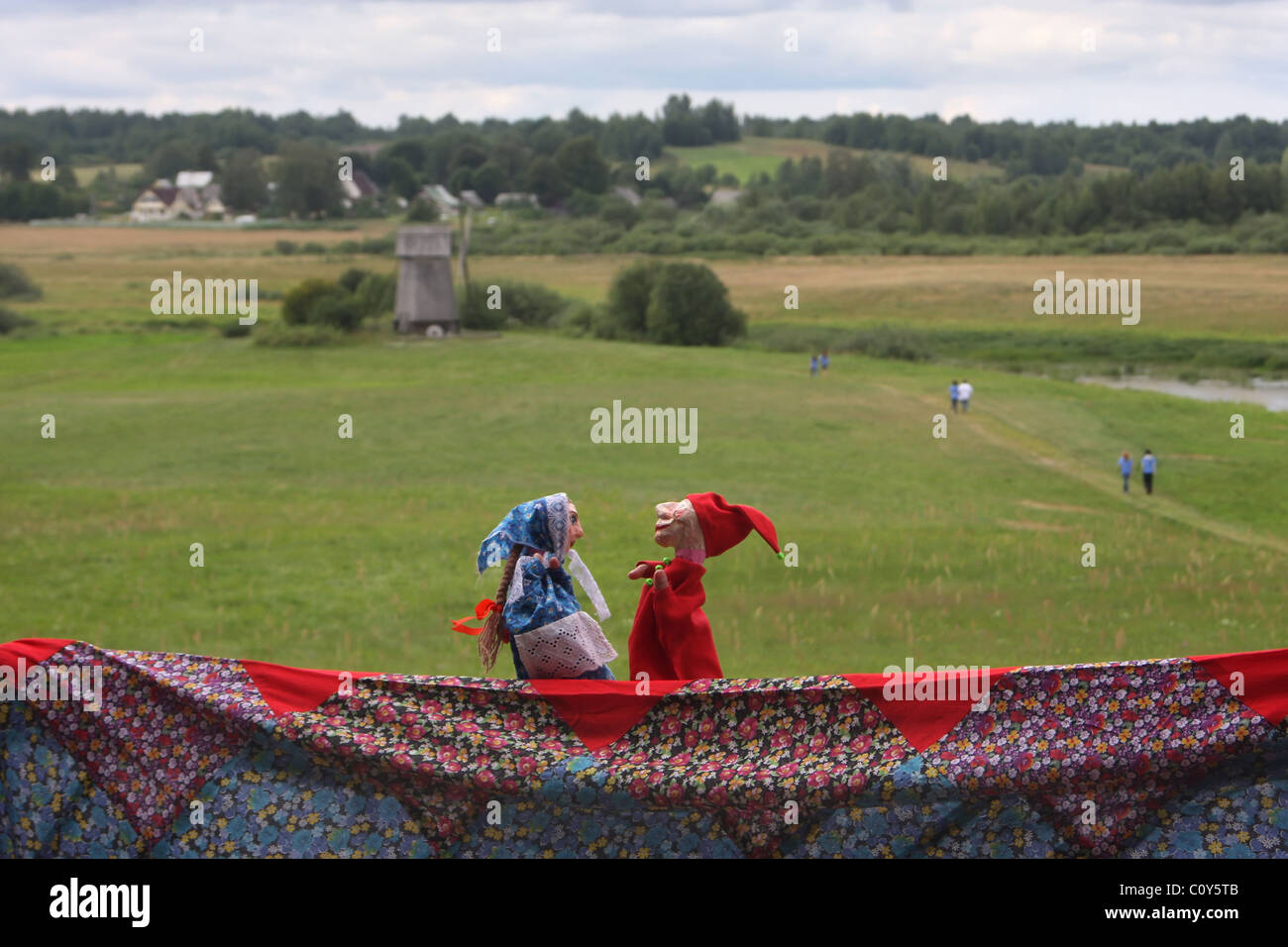 Tradizionale russo teatro di burattini su un estate natura al festival del folklore in Pushkinskiye Gory. Regione di Pskov, Russia. Foto Stock