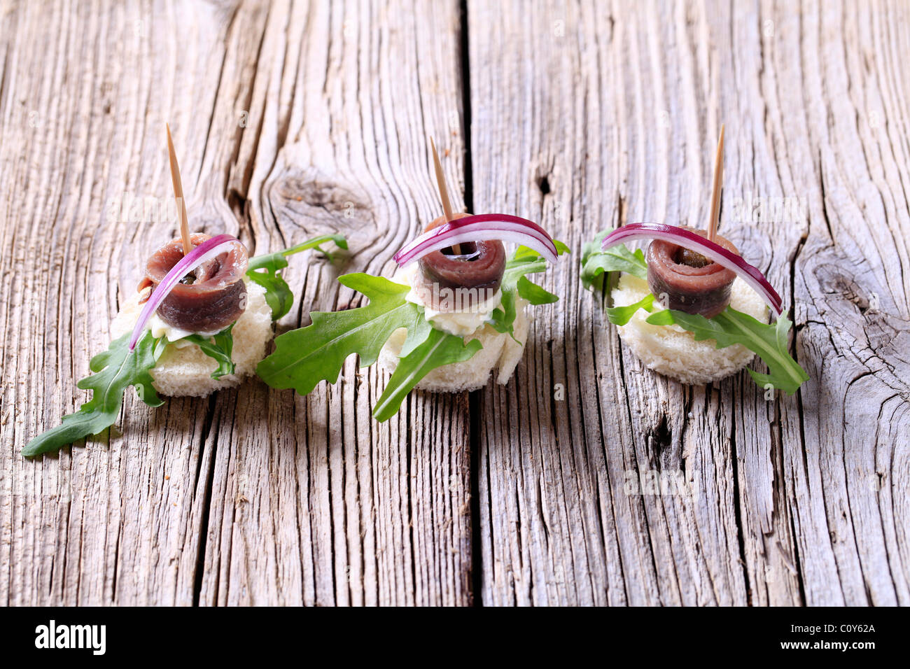 Crostini di acciuga guarnito con verdi e cipolla Foto Stock