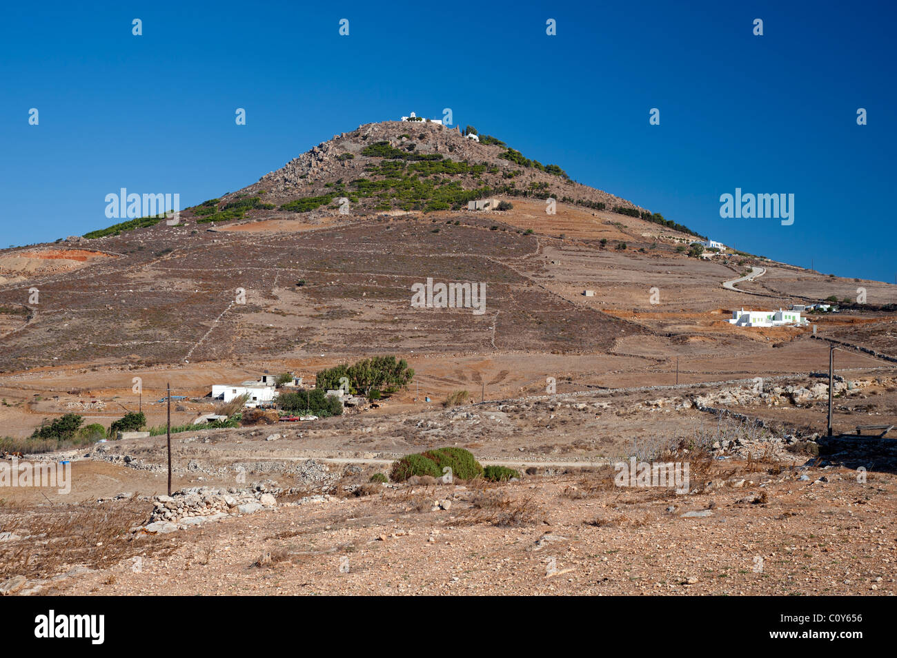 Hill sormontato da due piccole chiese a secco di campagna nei pressi di Marmara, sul Greco Cyclade isola di Paros. Foto Stock