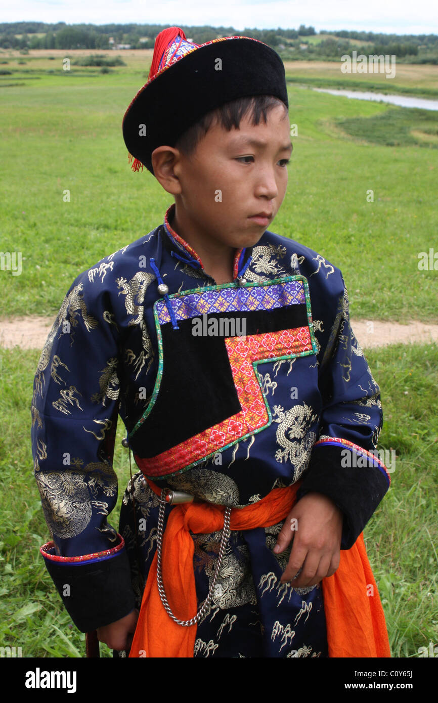 Ragazzo in dei Buriati costume nazionale su un estate natura al festival del folklore in Pushkinskiye Gory. Regione di Pskov, Russia Foto Stock