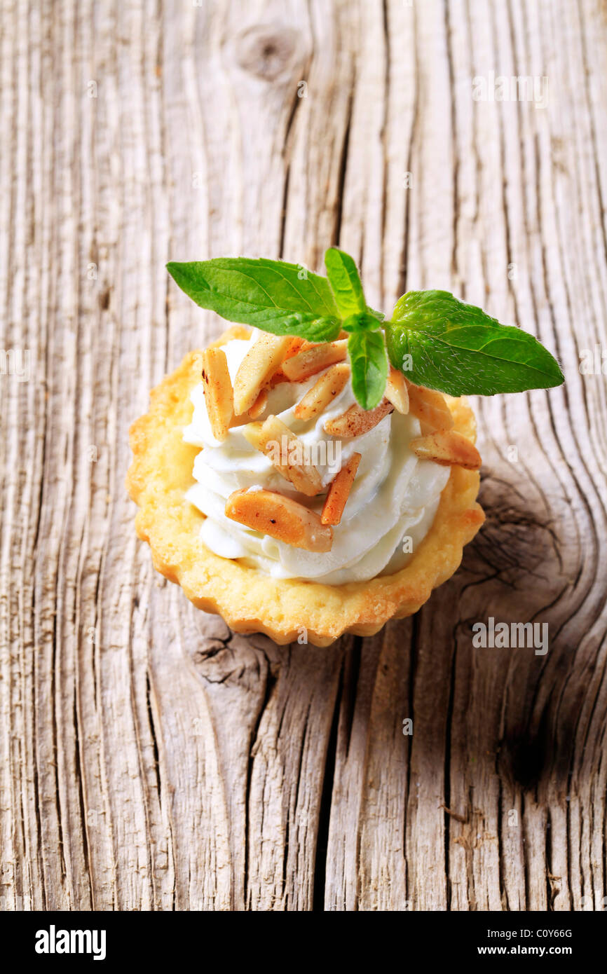 Tart pasticceria con diffusione e mandorle tostate Foto Stock