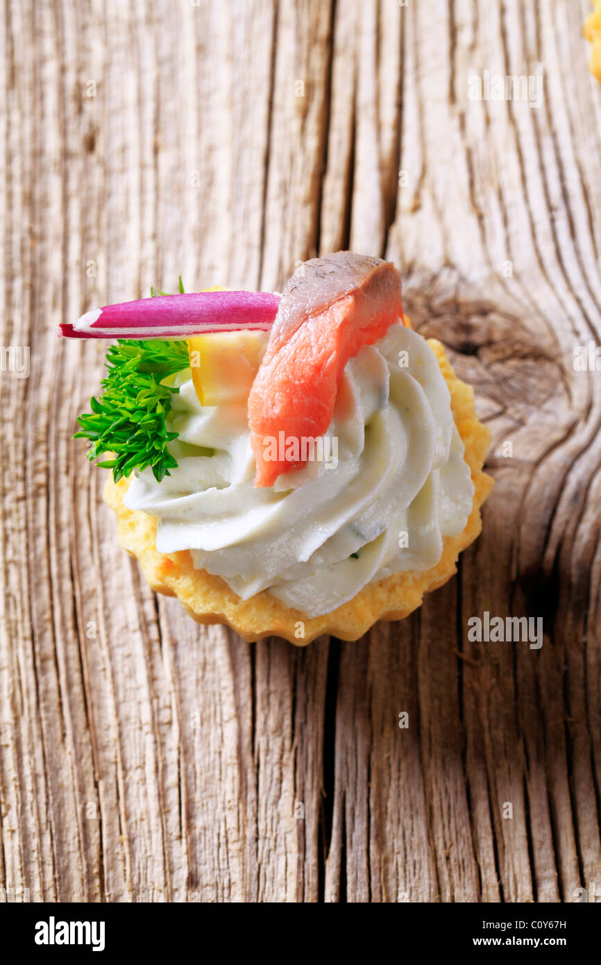 Tart pasticceria con diffusione e topping di pesce Foto Stock