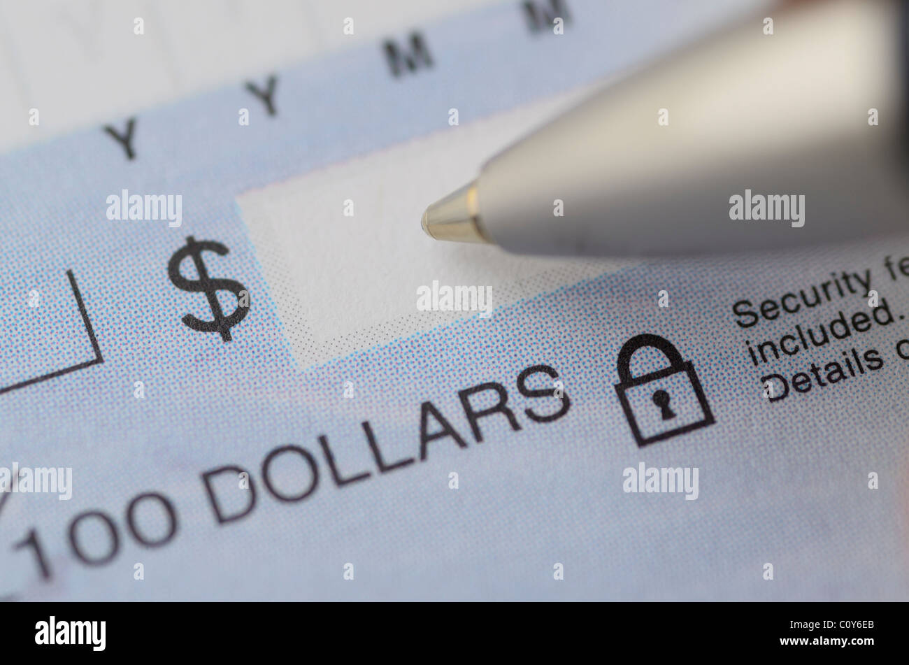 Close up della penna che scrive la quantità in dollari su un controllo con funzioni di sicurezza Foto Stock