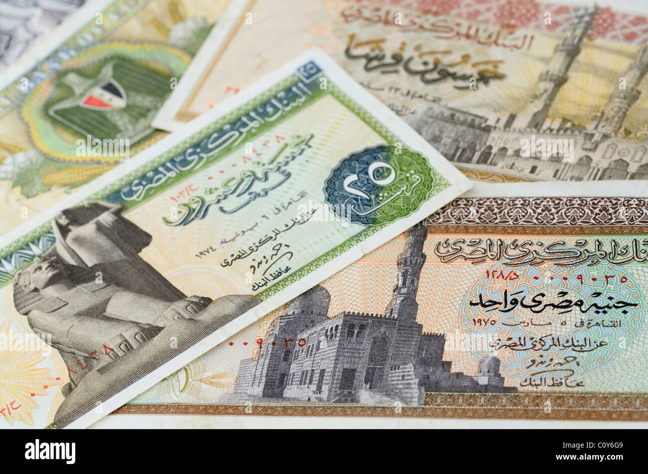 Collezione di antichi egiziani bollette di banconote con 25 piastres gizeh sphynx e una libbra nota moneta a corso legale il denaro della carta Foto Stock