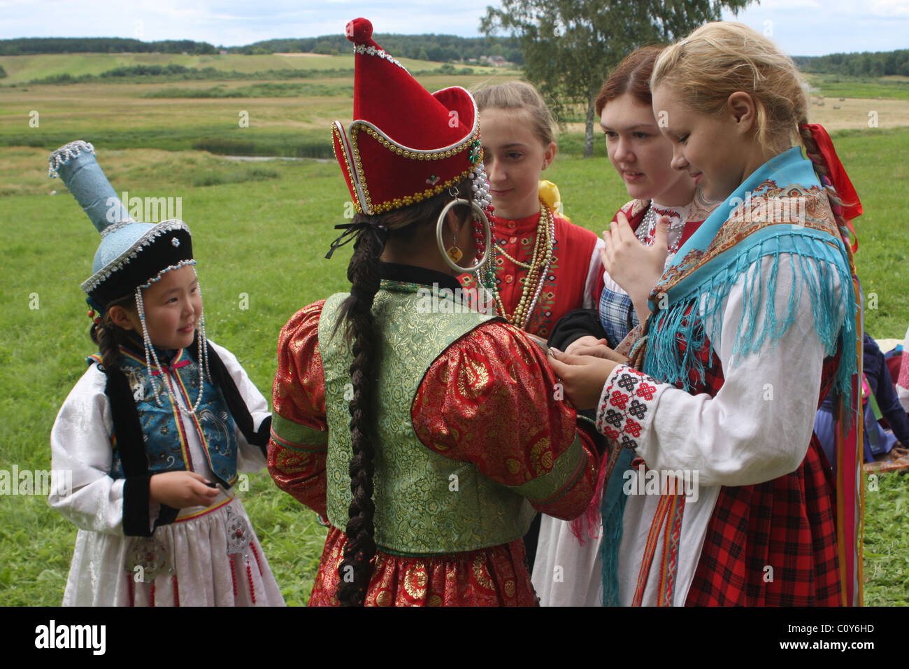 Le ragazze in nazionale dei Buriati et costumi russo al festival del folklore in Pushkinskiye Gory. Regione di Pskov, Russia Foto Stock