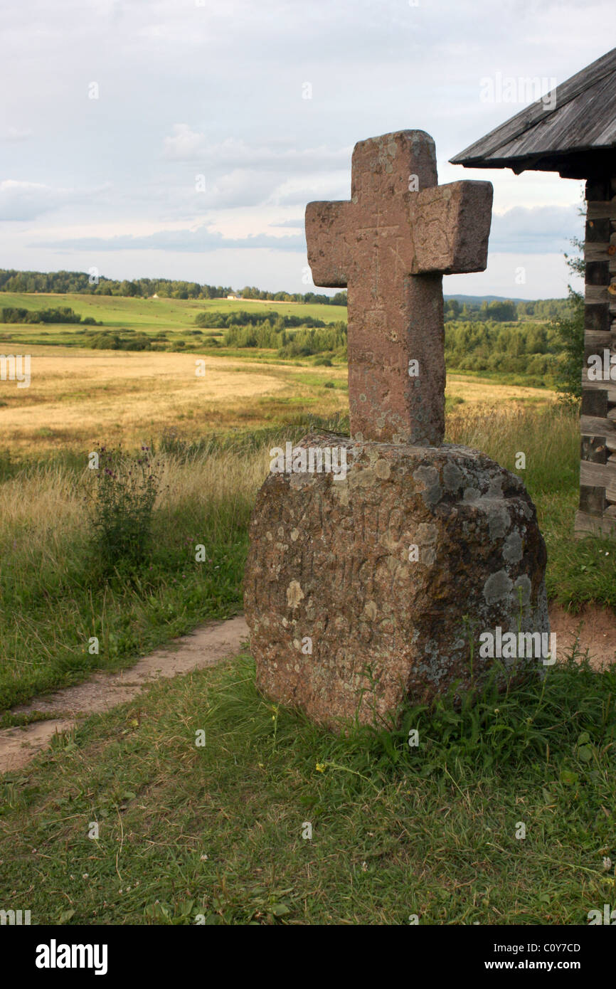 Valle pittoresca con una croce commemorativa. La Russia. Pskov Regione. Pushkinskie Gory Foto Stock