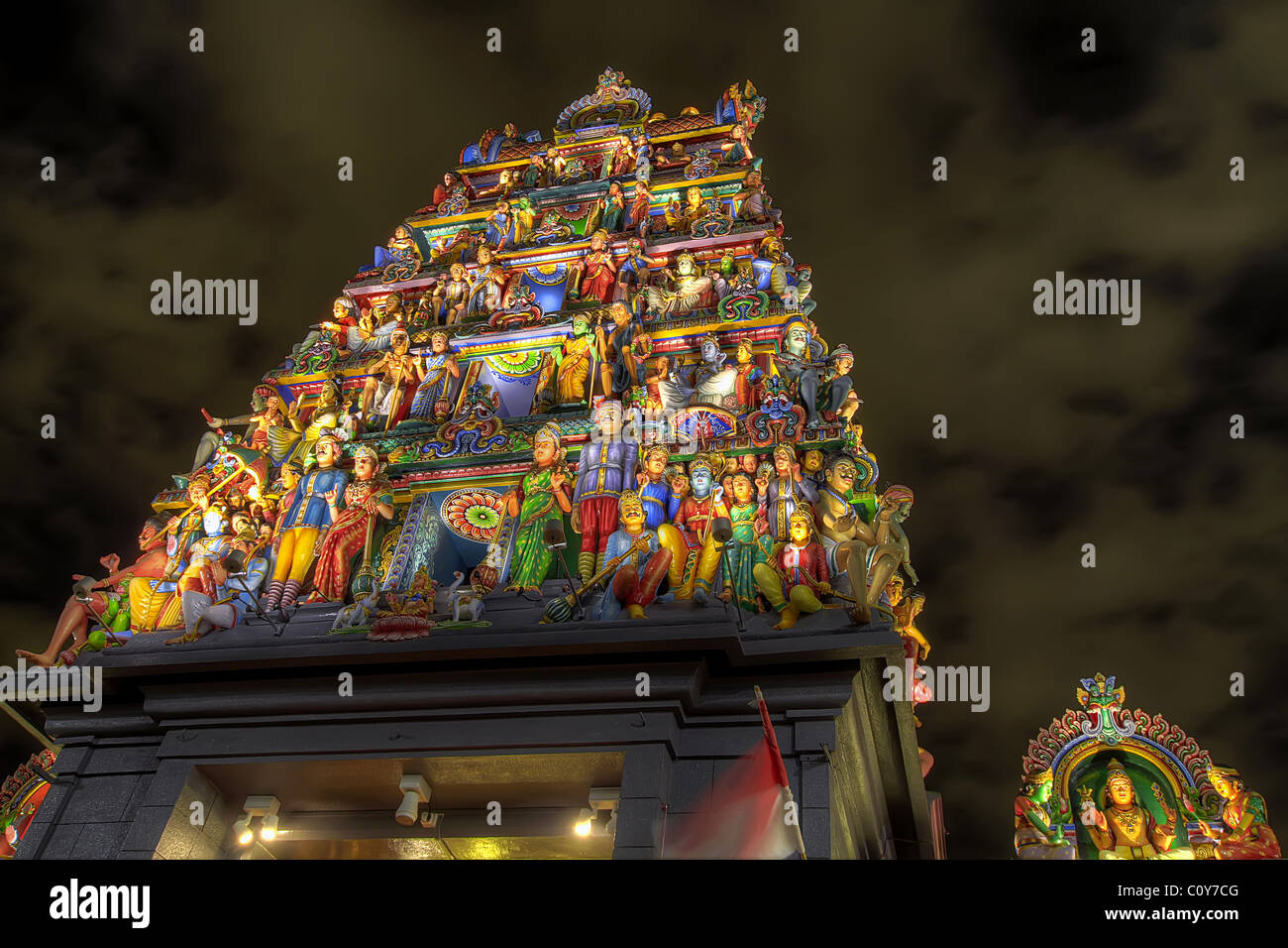 Tempio Hindu Sri Mariamman stile dravidico di Singapore di Notte Foto Stock